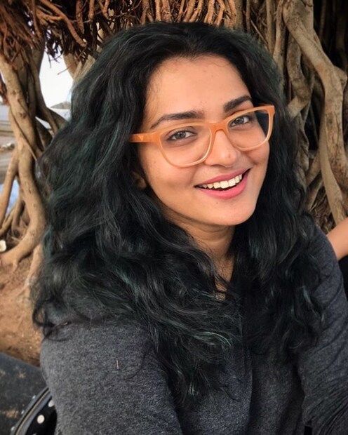  'അറപ്പ് തോന്നുന്ന, നാണമില്ലാത്ത വിഡ്ഢിയെ കാണൂ... ഇടവേള ബാബു. അമ്മ എന്ന് വിളിക്കുന്ന ക്ലബിന്റെ ജനറൽ സെക്രട്ടറി' എന്നാണ് പാർവതി കുറിച്ചത്. സ്റ്റാറ്റസിൽ അടുത്തതായി ഭാവന അമ്മ സിനിമയിൽ ഉണ്ടാകില്ലെന്ന് ചാനലിൽ ഇടവേള ബാബു പറയുന്ന ഭാഗത്തിന്റെ വീഡിയോ ക്ലിപ്പും ചേർത്തിട്ടുണ്ട്. ഇടവേള ബാബുവിന്റെ വിവാദ പരാമർശത്തിനു ശേഷം സിനിമാമേഖലയിൽ നിന്ന് ആദ്യമായാണ് ഒരാൾ ഇതിനെതിരെ രംഗത്തെത്തിയത്.