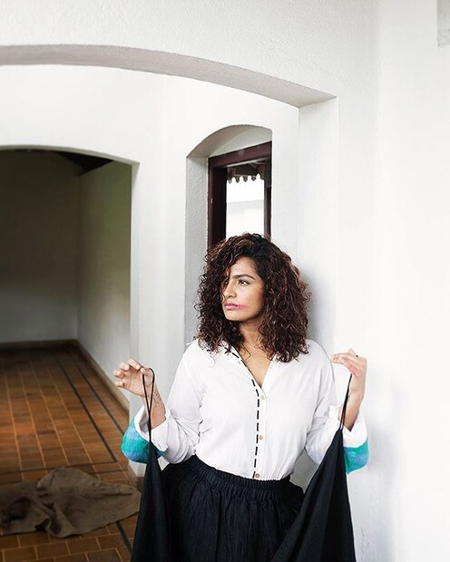  ചിത്രത്തിന് പാർവതി നൽകിയ ക്യാപ്ഷനാണ് ഏറെ രസകരം. പൊപ്പോയിക്ക് ചീര പോലെയാണ് തനിക്ക് വാക്കുകളെന്നായിരുന്നു ചിത്രത്തിന് പാർവതിയുടെ ക്യാപ്ഷൻ. (Image: parvathy /instagram)