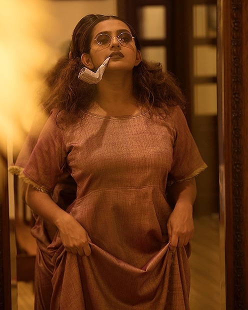  ഓരോ ദിവസവും വ്യത്യസ്തമായ ചിത്രങ്ങൾ ഇട്ട് ലോക്ക്ഡൗൺ കാലത്ത് സോഷ്യൽമീഡിയയിൽ സജീവമാണ് താരം. (Image: parvathy /instagram)