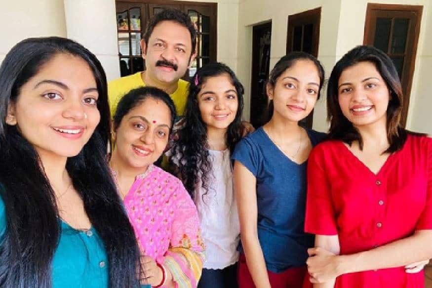 അങ്ങനെയിരിക്കെയാണ് ഹൻസിക അതേ വാചകം കൊണ്ട് ചേച്ചിക്ക് കമന്റ് നൽകിയത്. അഹാന മറുപടി കൊടുത്തിട്ടുമുണ്ട് അങ്ങനെയിരിക്കെയാണ് ഹൻസിക അതേ വാചകം കൊണ്ട് ചേച്ചിക്ക് കമന്റ് നൽകിയത്. അഹാന മറുപടി കൊടുത്തിട്ടുമുണ്ട്