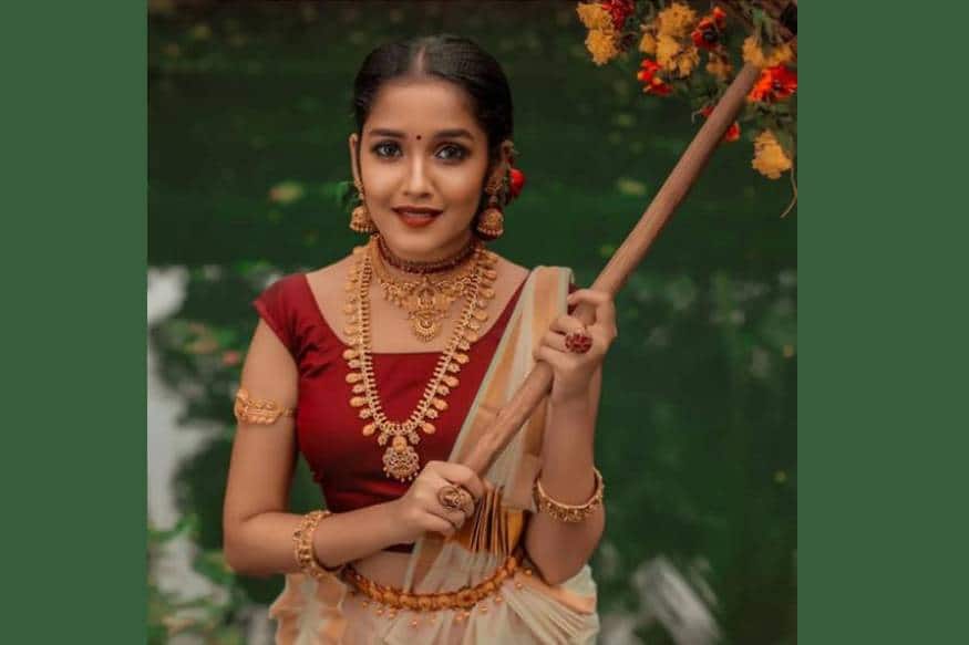 മോഹൻലാൽ ചിത്രം 'ഛോട്ടാ മുംബൈ' ആണ് അനിഖയുടെ ആദ്യത്തെ ചിത്രം.
