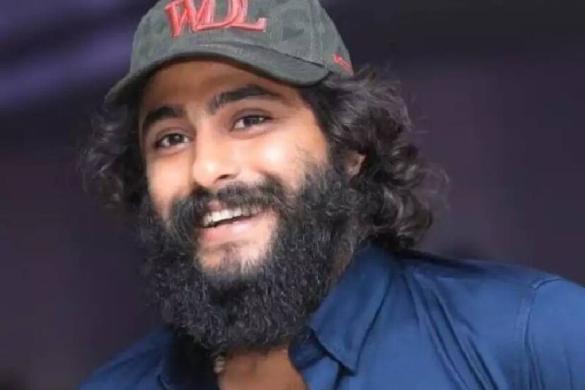 ആദ്യ ചിത്രം 'അങ്കമാലി ഡയറീസിലൂടെ' തന്നെ ശ്രദ്ധാകേന്ദ്രമായി മാറിയ യുവ നടനാണ് 'പെപ്പെ' എന്ന കഥാപാത്രത്തിന്റെ പേരിൽ അറിയപ്പെട്ട ആന്റണി വർഗീസ്. ചുരുക്കം ചില ചിത്രങ്ങളിൽ മാത്രമേ ഇതുവരെയായും ആന്റണി പ്രത്യക്ഷപ്പെട്ടുള്ളൂവെങ്കിലും മുൻനിര യുവ നടന്മാർക്കൊപ്പമാണ് ചുരുങ്ങിയ കാലം കൊണ്ട് ആന്റണിയെയും പ്രേക്ഷകർ സ്വീകരിച്ചത് ആദ്യ ചിത്രം 'അങ്കമാലി ഡയറീസിലൂടെ' തന്നെ ശ്രദ്ധാകേന്ദ്രമായി മാറിയ യുവ നടനാണ് 'പെപ്പെ' എന്ന കഥാപാത്രത്തിന്റെ പേരിൽ അറിയപ്പെട്ട ആന്റണി വർഗീസ്. ചുരുക്കം ചില ചിത്രങ്ങളിൽ മാത്രമേ ഇതുവരെയായും ആന്റണി പ്രത്യക്ഷപ്പെട്ടുള്ളൂവെങ്കിലും മുൻനിര യുവ നടന്മാർക്കൊപ്പമാണ് ചുരുങ്ങിയ കാലം കൊണ്ട് ആന്റണിയെയും പ്രേക്ഷകർ സ്വീകരിച്ചത്