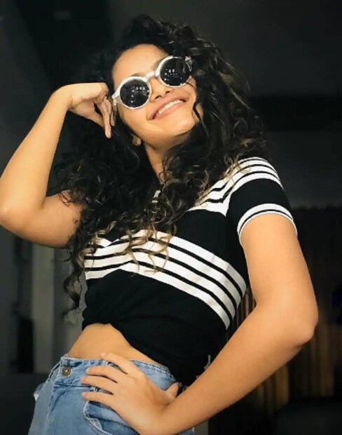  ഈ സിനിമയുമായി ബന്ധമില്ലാത്ത പലരും എന്നോട് പറഞ്ഞത്. കിട്ടുന്ന അവസരങ്ങൾ ഉപയോ​ഗിക്കാനാണ്. ഞാൻ തൃശ്ശൂർ ജില്ലയിലെ ഒരു സാധാരണ കുടുംബത്തിൽ ജനിച്ച് പെൺകുട്ടിയാണ്. അതുകൊണ്ടു തന്നെ കൂടുതലൊന്നും ആലോചിക്കാതെ അവർ പറയുന്നത് അതേപടി അനുസരിച്ചു.
