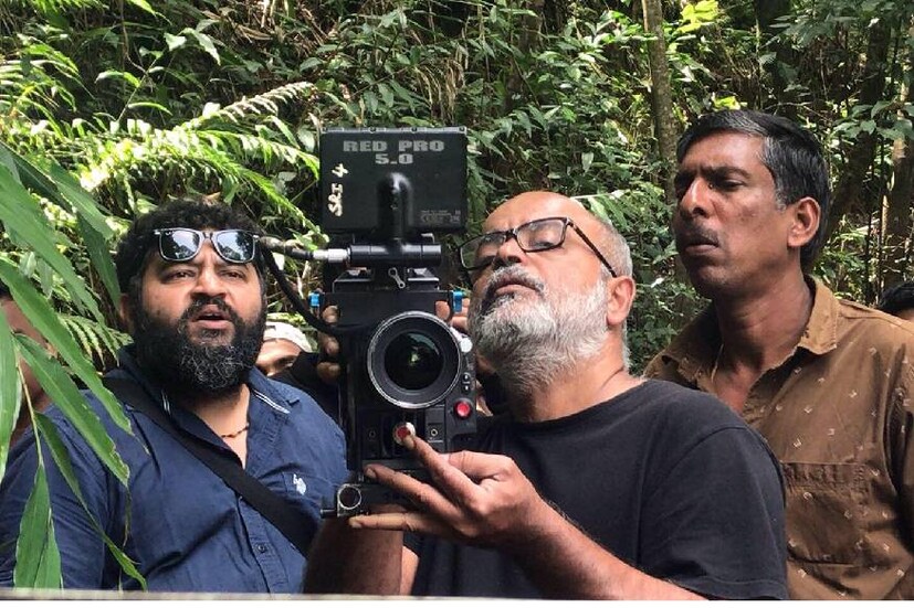  വിനോയ് തോമസിന്റെ കഥയ്ക്ക് അവലംബിത തിരക്കഥ തയ്യാറാക്കിയിരിക്കുന്നത് എസ്. ഹരീഷ് ആണ്. മധു നീലകണ്ഠൻ ആണ് ഛായാഗ്രഹണം‍