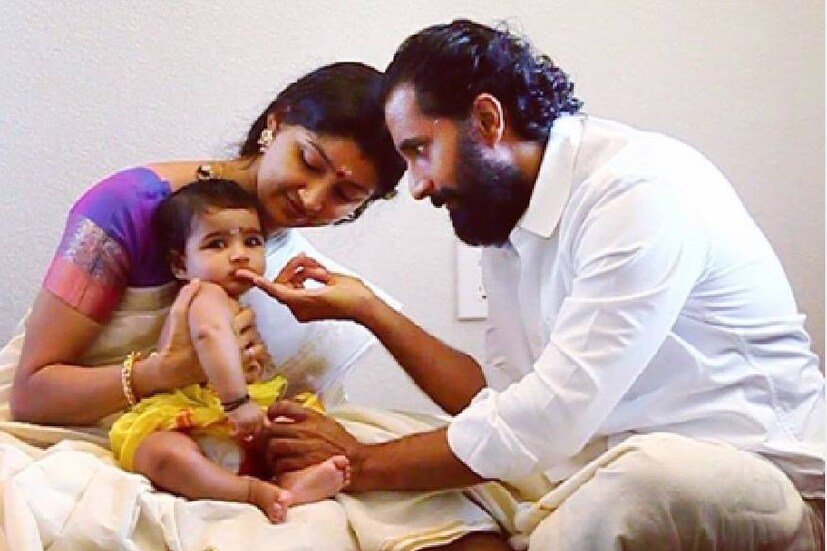  മകൾ ഐശ്വര്യയുടെ ചോറൂണ് വേളയിൽ ദിവ്യ ഉണ്ണിയും ഭർത്താവും