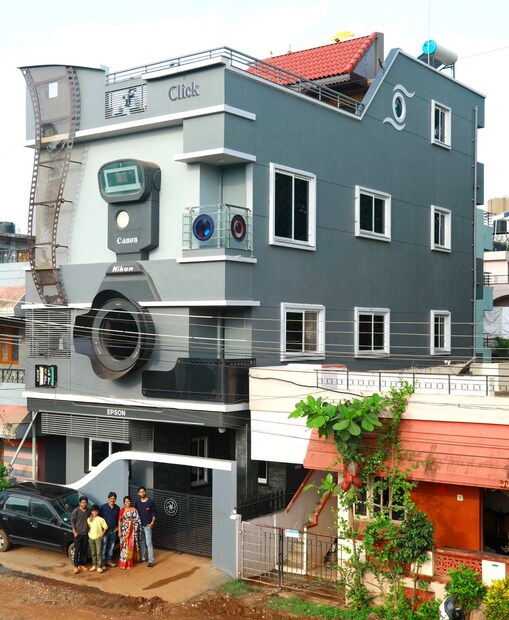  കാമറയോടുള്ള തങ്ങളുടെ സ്നേഹം കാമറ പോലൊരു വീട് നിർമ്മിച്ചാണ് രവി ഹൊങ്കലും ഭാര്യയായ കൃപ ഹൊങ്കലും പ്രകടിപ്പിച്ചിരിക്കുന്നത്.  