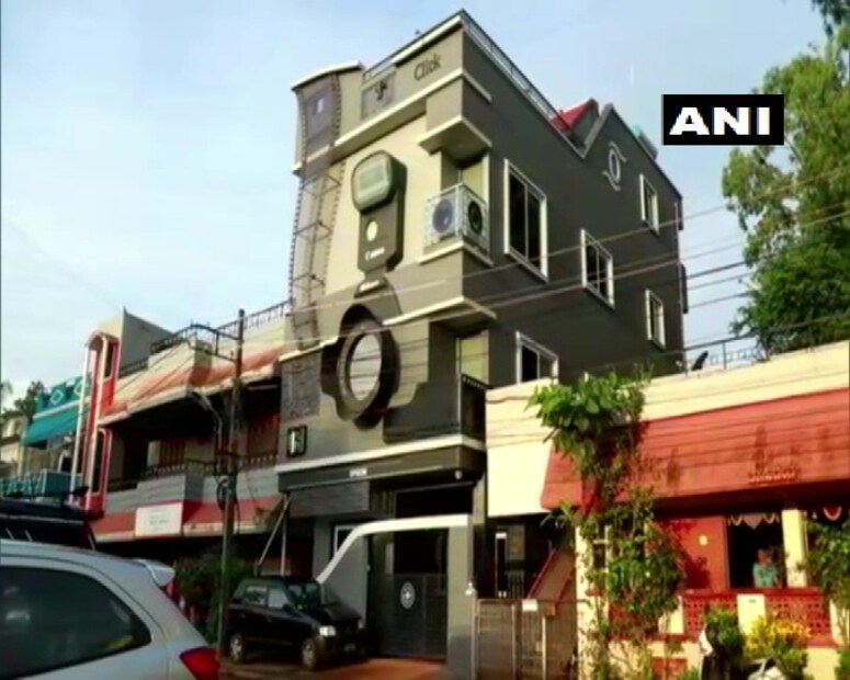  മുൻപ് താമസിച്ചിരുന്ന വീട് വിറ്റും അതിനൊപ്പം ബാക്കി പണം കടം വാങ്ങിയാണ് ഇവർ ആഗ്രഹം പോലെ വീട് നിർമ്മിച്ചിരിക്കുന്നത്. 71 ലക്ഷം  രൂപയാണ് കാമറ വീടിനായി രവി ചിലവഴിച്ചത്​.