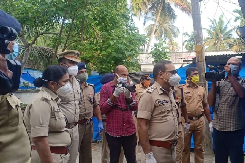  ജില്ലയിലെ കണ്ടെയ്ൻമെന്റ് സോണുകളിൽ പൊലീസിന്റെ കർശന പരിശോധന. സമ്പർക്കത്തിലൂടെ രോഗബാധയുണ്ടാകുന്ന സാഹചര്യത്തിലാണ് ജില്ലയിലെ കൂടുതൽ പ്രദേശങ്ങളെ കണ്ടെയ്മെന്റ് സോണിൽ ഉൾപ്പെടുത്തിയത്.