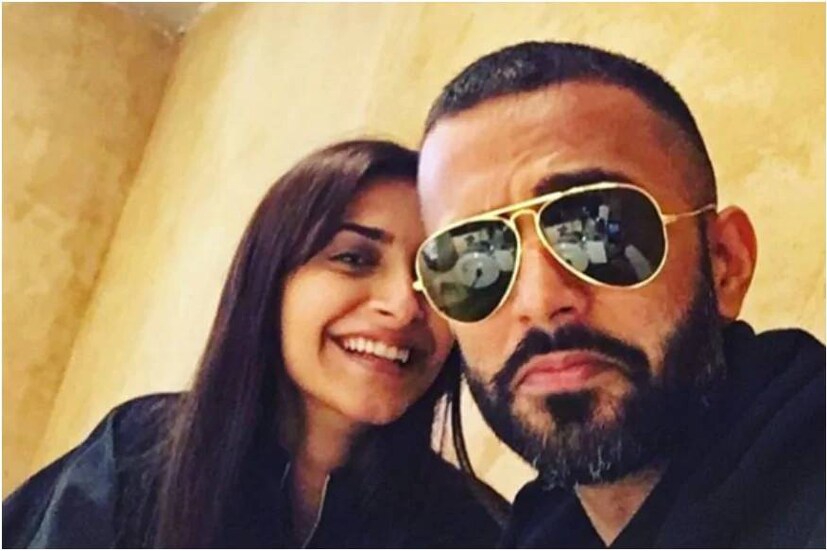  മുംബൈയിലായിരുന്ന സോനം കുറച്ചു ദിവസങ്ങള്‍ക്ക് മുമ്പ് ഭർത്താവായ ആനന്ദ് അഹൂജയ്ക്കൊപ്പം ലണ്ടനിലേക്ക് മടങ്ങിയിരുന്നു