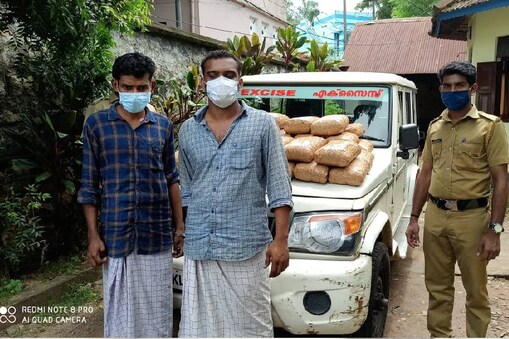 പിടിയിലായ പെരുമ്പാവൂർ സ്വദേശി എൽദോ എബ്രഹാം, കൊല്ലം കുണ്ടറ സ്വദേശി സെബിൻ 