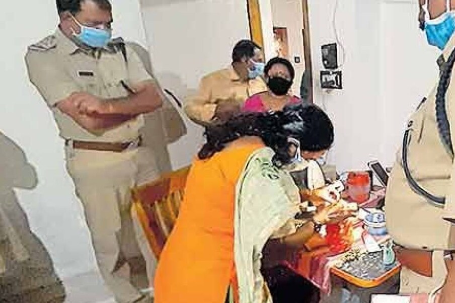  നെടുങ്കണ്ടം: വീടിനുള്ളിൽ കയറിയ കള്ളൻ ബാഗിൽ മുക്കുപണ്ടം വച്ചശേഷം സ്വർണാഭരണങ്ങൾ മോഷ്ടിച്ചു. ബാലഗ്രാം പാലമൂട്ടിൽ പി.കെ. റെജിയുടെ വീട്ടിലെ അലമാരയിൽ നിന്നാണ് 23 പവൻ സ്വർണാഭരണം മോഷണം പോയത്. മോഷണം അറിയാതിരിക്കാനാണ് ഇതു ചെയ്തതെന്നാണ് പ്രഥമിക നിഗമനം. 