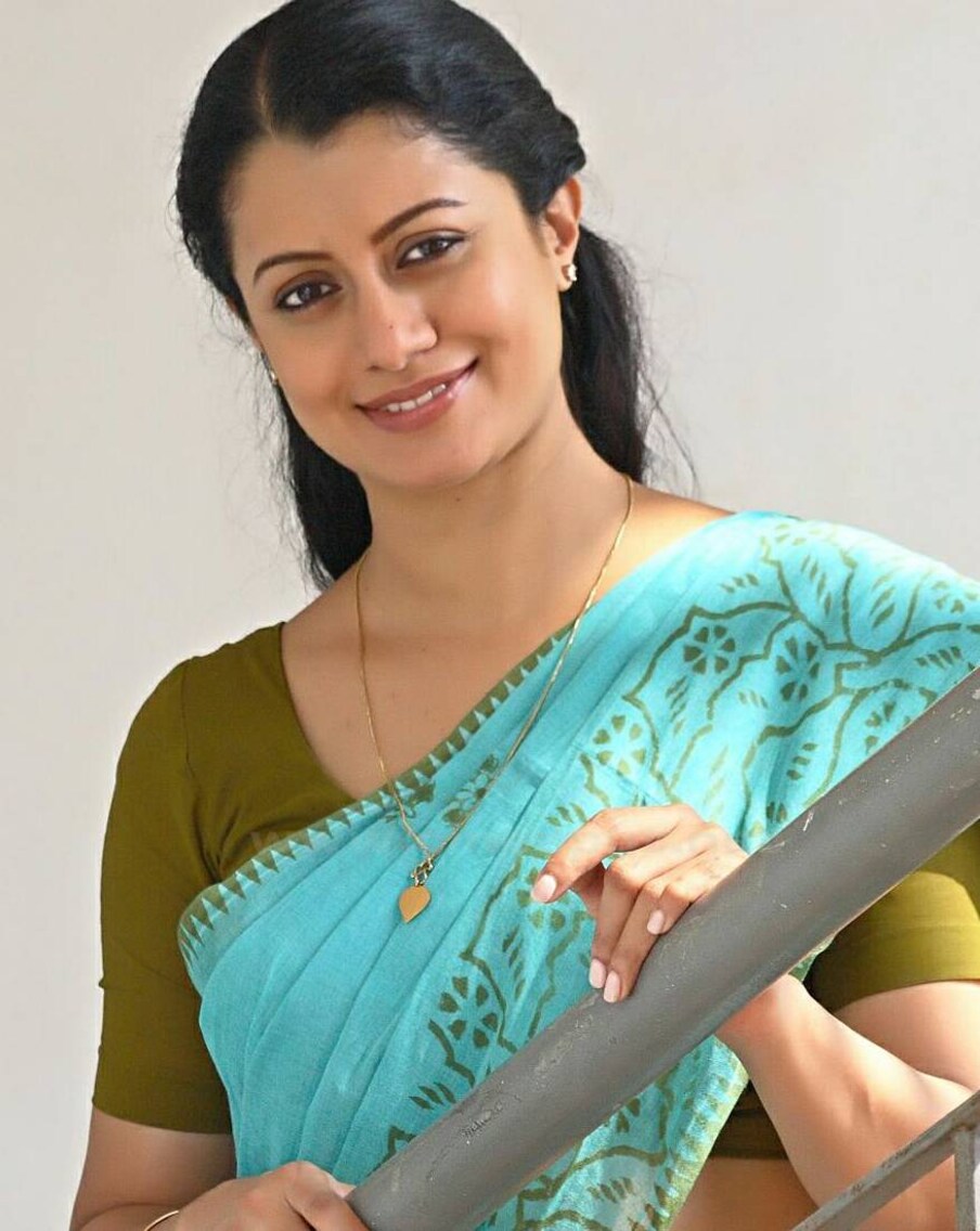  'എന്നും എപ്പോഴും' എന്ന സിനിമയിൽ മോഹൻലാലിനൊപ്പവും റീനു വേഷമിട്ടിട്ടുണ്ട്