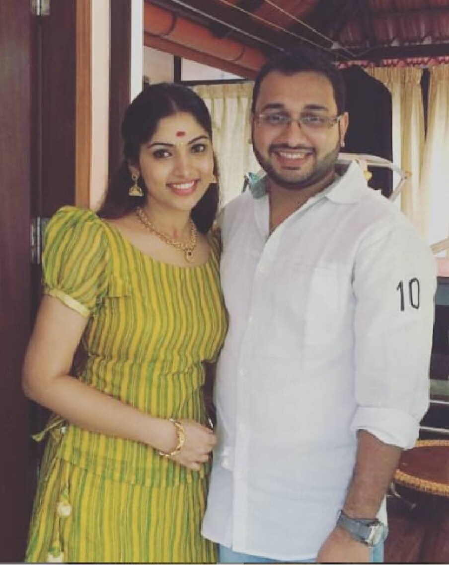  വിവാഹ ശേഷം വെള്ളിത്തിരയോട് വിട പറഞ്ഞെങ്കിലും സമൂഹമാധ്യമങ്ങളിലൂടെ മുക്ത ആരാധകരുമായി വിശേഷങ്ങൾ പങ്കുവയ്ക്കാറുണ്ട്.
