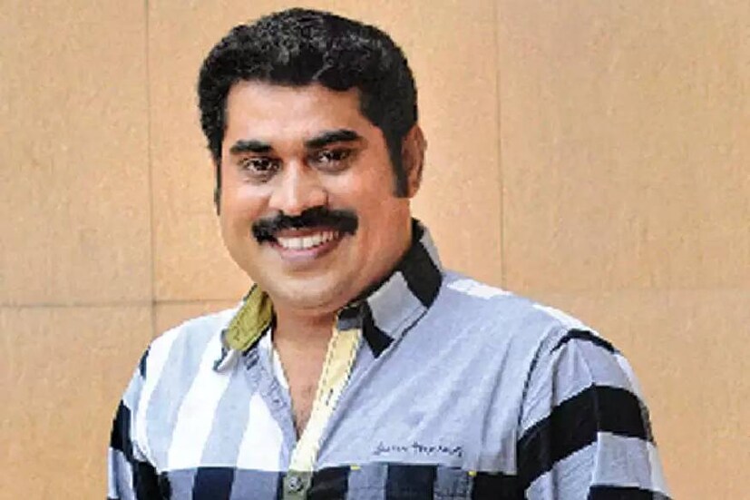  അന്ന് നാട്ടുകാരെല്ലാം അഭിനന്ദനവുമായി വന്ന് കെട്ടിപ്പിടിക്കുന്നുണ്ടായിരുന്നു. അപ്പോഴാണ് നാഷണൽ അവാർഡിനേക്കാൾ സുരാജ് വിലമതിക്കുന്ന ആ മുഹൂർത്തം വന്ന് ചേർന്നത്