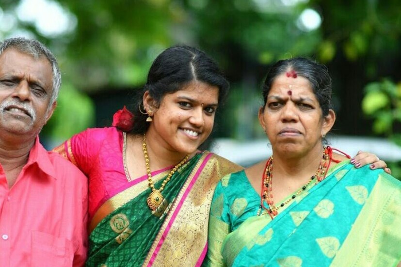  നേട്ടങ്ങൾ മുഴുവൻ തിരുമല അപ്പൻ്റെ അനുഗ്രഹമായി കാണാനാണ് ഗോപിനാഥ ഭട്ടിനും ഭാര്യ ശോഭ ഭട്ടിനും ഇഷ്ടം. 'കഷ്ടപ്പാടും ദുരിതവും മനസിലാക്കി അവൾ പഠിച്ച് നേരായ വഴിയിൽ പോയി. എന്നും ഭഗവാന് നൈവേദ്യം വച്ച് വിളമ്പുന്നതിന് നൽകിയ സമ്മാനമാണിത്': അച്ഛൻ ഗോപിനാഥ ഭട്ട് ഈ നേട്ടത്തെ ഇങ്ങനെയാണ് കാണുന്നത്.