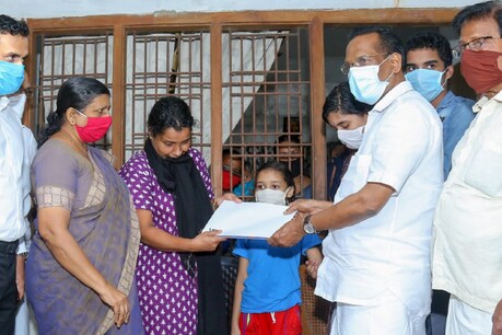 കുഴഞ്ഞുവീണു മരിച്ച കോഴിക്കോട് സ്വദേശിയുടെ കുടുംബത്തിന് കൈത്താങ്ങുമായി പ്രവാസി സമൂഹം; 5ലക്ഷം രൂപ കൈമാറി കുഴഞ്ഞുവീണു മരിച്ച കോഴിക്കോട് സ്വദേശിയുടെ കുടുംബത്തിന് കൈത്താങ്ങുമായി പ്രവാസി സമൂഹം; 5ലക്ഷം രൂപ കൈമാറി