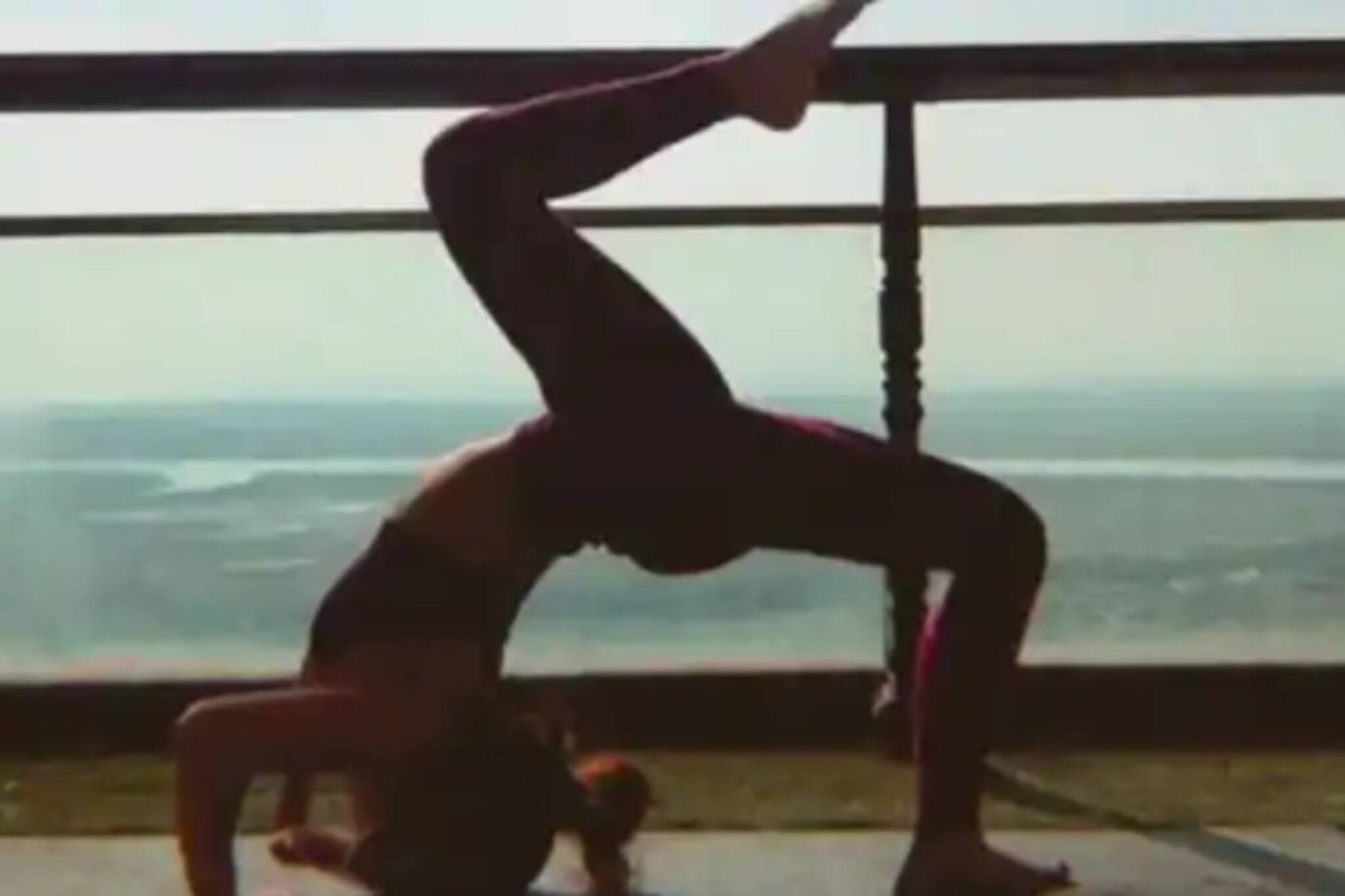 മൂന്ന് മിനിറ്റിൽ 100 യോഗ പോസ്, അതും ചെറിയ ബോക്സിനുള്ളിൽ; ദുബായിലെ ഇന്ത്യൻ പെൺകുട്ടിക്ക് ലോകറെക്കോഡ്