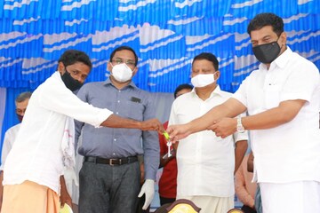 അന്ന് നിർമാണം തടഞ്ഞു; ഇന്ന് കോളനിക്കാർക്ക് ആദ്യ വീടിന്റെ താക്കോൽ കൈമാറി പി വി അൻവർ