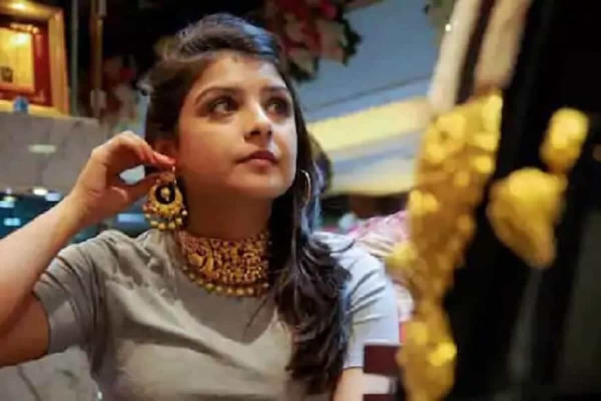 കൊച്ചി: ഒരാഴ്ചയായി തുടരുന്ന സ്വർണ വിലയിലെ കുതിപ്പ് പുതിയ ഉയരങ്ങളിൽ. സ്വര്ണ വില പവന് 40,000ത്തിൽ എത്തി. കൊച്ചി: ഒരാഴ്ചയായി തുടരുന്ന സ്വർണ വിലയിലെ കുതിപ്പ് പുതിയ ഉയരങ്ങളിൽ. സ്വര്ണ വില പവന് 40,000ത്തിൽ എത്തി.