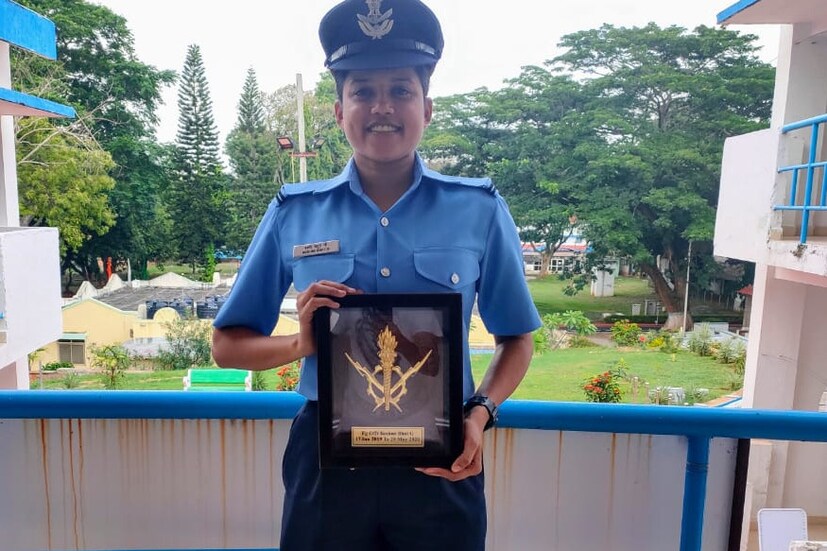  ജീവിതം തള്ളിനീക്കാൻ പോലും കഴിയുമോ എന്ന് ശങ്കിച്ചിരുന്ന രശ്മിയാണ് ഇന്ന് ഇന്ത്യൻ വ്യോമസേനയുടെ ഫ്ളൈയിംഗ് ഓഫിസറായി പറന്നുയരുന്നത്. കൊച്ചി മട്ടാഞ്ചേരി തിരുമല ക്ഷേത്രത്തിലെ പാചകക്കാരനാണ് രശ്മിയുടെ അച്ഛൻ ഗോപിനാഥ ഭട്ട്. അമ്മ ശോഭ ഭട്ട് വീട്ടമ്മയാണ്.