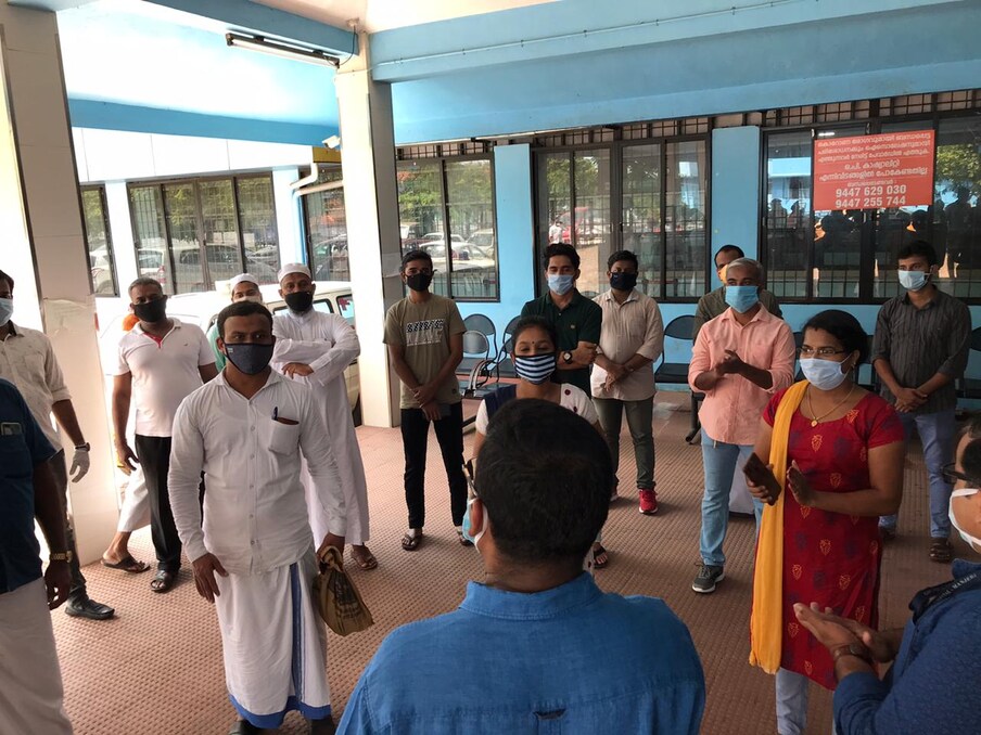 രോഗമുക്തി നേടിയ ആളുടെ പ്ലാസ്മ രോഗിക്ക് നൽകുന്ന ചികിത്സയാണ് പ്ലാസ്മ തെറാപ്പി. മരുന്ന് കണ്ടെത്താത്ത രോഗത്തിന് ഇത് ഒരു പരീക്ഷണ ചികിത്സയാണ്. നിലവിലെ സാഹചര്യത്തിൽ ഏറ്റവും ഫലം നൽകുന്നത് കൂടി ആണ് ഈ പ്ലാസ്മ തെറാപ്പി.