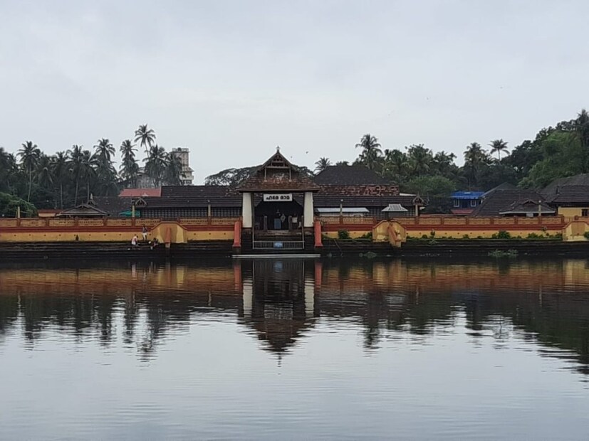  മുന്നിലൊഴുകുന്ന പുഴയിലെ മീനൂട്ട് തൃപ്രയാറിലെ പ്രത്യേക വഴിപാടാണ്. ദക്ഷിണാമൂർത്തിയും ഗണപതിയും ശ്രീകൃഷ്ണനും ശാസ്താവുമാണ് ഇവിടെ ഉപദേവതകൾ. മഹാമാരിയുടെ കാലത്തും തൃപ്രയാറപ്പന്റെ ആചാരാനുഷ്ടാനങ്ങൾ മുടക്കമില്ലാതെ തുടരുകയാണ്.