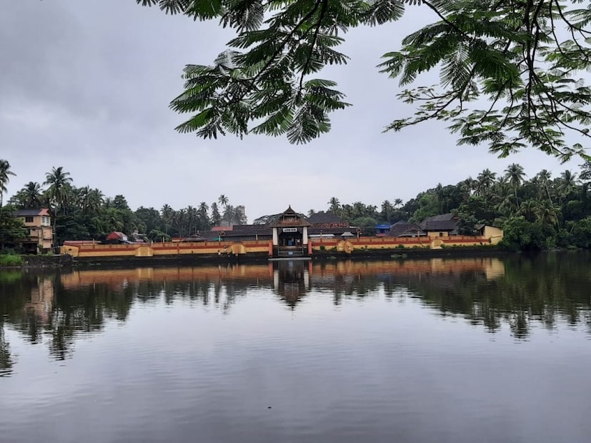  ഇവിടെ ശ്രീരാമന്റെ കൈകളിലുള്ളത് ശംഖ്, സുദർശനം, വില്ല്, മാല എന്നിവയാണ്. പഴയവിഗ്രഹത്തിൽ പഞ്ചലോഹംകൊണ്ടുള്ള ആവരണം തീർത്താണ് ഇപ്പോൾ ആരാധന. 