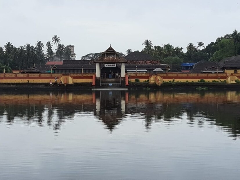  പഴയ തീവ്രാനദീതീരത്ത് നിറഞ്ഞുനിൽക്കുകയാണ് തൃപ്രയാറപ്പൻ. വിശ്വാസം അതിന്റെ എല്ലാ ഭാവങ്ങളോടെയും നിലനിൽക്കുന്ന ഇടം. ദ്വാരകയിൽ വാണ കൃഷ്ണനെ ആരാധിക്കുന്ന ലക്ഷങ്ങൾ. ആ ശ്രീകൃഷ്ണൻ ആരാധിച്ചിരുന്ന ശ്രീരാമ വിഗ്രഹം. 