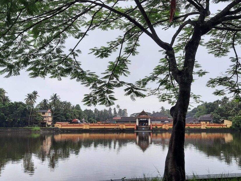  തൃശ്ശൂർ : മധ്യകേരളത്തിലെ നാലമ്പല ക്ഷേത്രങ്ങളിൽ പ്രധാനപ്പെട്ടതാണ് തൃപ്രയാർ ശ്രീരാമസ്വാമി ക്ഷേത്രം. അതിനാൽ രാമായണ മാസക്കാലത്ത് ഭക്തജനങ്ങൾ ഇങ്ങോട്ട് ഒഴുകി എത്തുന്നു. ശ്രീരാമവിശ്വാസത്തിന്റെ ഏറ്റവും ഉദാത്തമായ ഭാവമാണ് തൃപ്രയാർ ക്ഷേത്രത്തിൽ. ദ്വാരകയിൽ ഭഗവാൻ ശ്രീകൃഷ്ണൻ പൂജിച്ചിരുന്ന ശ്രീരാമ വിഗ്രഹമാണ് ഇവിടെയെത്തിയത് എന്നാണ് സങ്കൽപം. കർക്കടകത്തിൽ മലയാളികളായ വിശ്വാസികൾ ഒരിക്കലെങ്കിലും പോകാൻ ആഗ്രഹിക്കുന്ന ഇടമാണ് തൃപ്രയാർ.