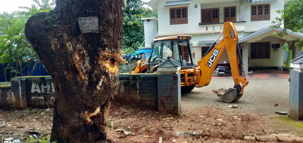  അപ്പോഴാണ് ഇടയിലേക്ക് ബൊലേറോ വന്ന് കയറിയത്. റോഡിൻ്റെ വലത് ഭാഗത്തേക്ക് തിരിഞ്ഞ ജെസിബി ബൊലേറോയിൽ തട്ടി. നീങ്ങി വന്ന ബൊലേറോ ബൈക്കിനെ ഇടിച്ചുനീക്കി, നിലത്ത് വീണ മുഹമ്മദ് സാലിഹ് ചെറിയ മുറിവുകളോടെ അത്ഭുതകരമായി രക്ഷപ്പെട്ടു.