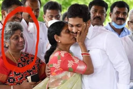 ബൈബിളുമായി ക്രിസ്ത്യൻ പ്രാർത്ഥനയിൽ ഭാര്യ പങ്കെടുത്തു; തിരുപ്പതി ദേവസ്ഥാനം ചെയർമാന്റെ മതത്തെ ചൊല്ലി വിവാദം ബൈബിളുമായി ക്രിസ്ത്യൻ പ്രാർത്ഥനയിൽ ഭാര്യ പങ്കെടുത്തു; തിരുപ്പതി ദേവസ്ഥാനം ചെയർമാന്റെ മതത്തെ ചൊല്ലി വിവാദം