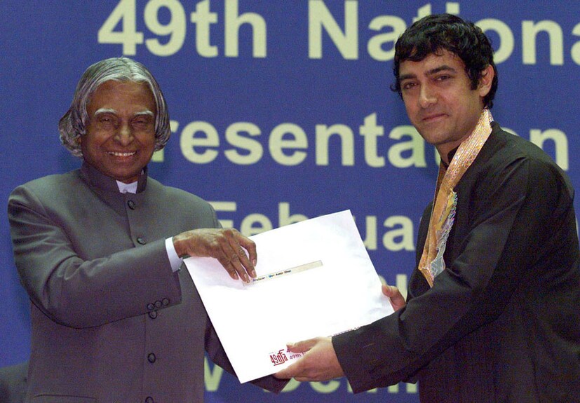  2001ലെ ജനപ്രിയ ചിത്രത്തിനുള്ള പുരസ്കാരം നടൻ ആമിർഖാന് സമർപ്പിക്കുന്നു.