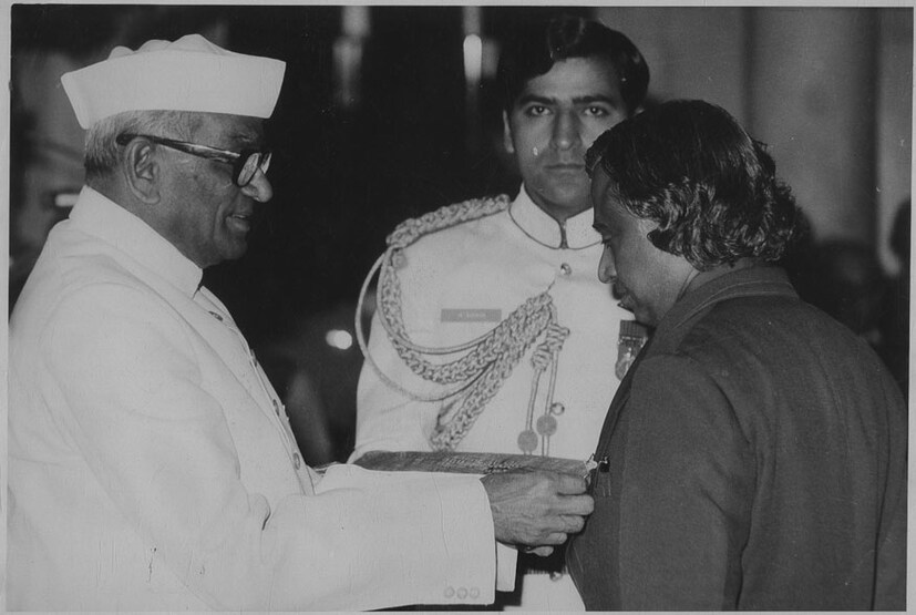  രാഷ്ട്രപതി നീലം സഞ്ജീവ റെഡ്ഡിയിൽ നിന്ന് പത്മഭൂഷൺ പുരസ്കാരം ഏറ്റുവാങ്ങുന്ന എപിജെ അബ്ദുൾ കലാം