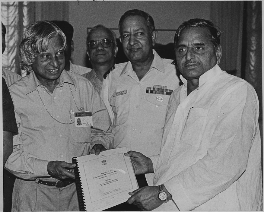  ശാസ്ത്രീയ ഉപദേഷ്ടാവായിരുന്ന അബ്ദുൾ കലാം അന്നത്തെ പ്രതിരോധ മന്ത്രി മുലായം സിങ് യാദവിന് യുദ്ധവിമാന അപകടങ്ങളെ കുറിച്ച് റിപ്പോർട്ട് സമർപ്പിക്കുന്നു.