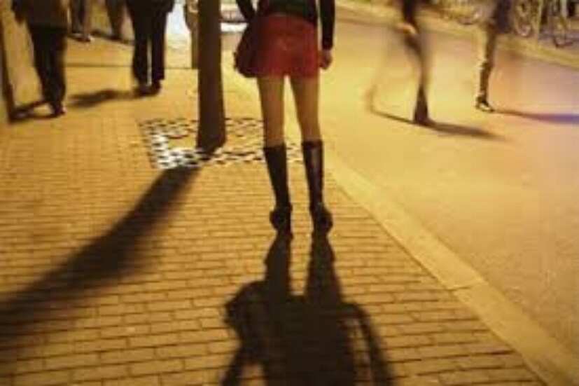  ഉച്ചകഴിയുന്നതോടെ സ്ത്രീകളും പെൺകുട്ടികളും വേശ്യാലയത്തിന് മുന്നിലെ ഇടവഴികളിൽ കസ്റ്റമേഴ്സിനെ പിടിക്കാനെത്തും. വിലപേശി ഉറപ്പിച്ചാൽ ചെറുമുറികളിലേക്ക് കൊണ്ടുപോകും. ഒരു തവണ ലൈംഗിക ബന്ധത്തിൽ ഏർപ്പെടുത്തുന്നതിന് 150 രൂപയാണ് നൽകേണ്ടത്. ഒരു രാത്രി മുഴുവൻ ചെലവിടാൻ 1500 രൂപയും.