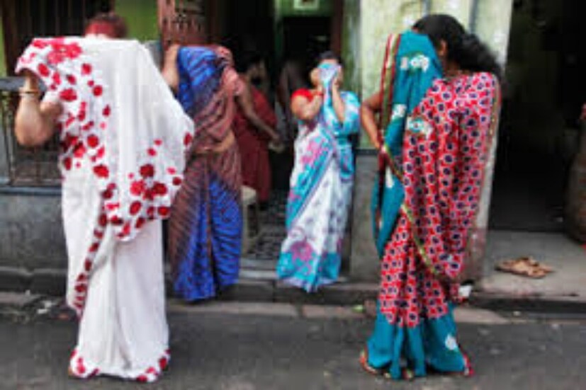  2000ത്തിലാണ് ബംഗ്ലാദേശിൽ വേശ്യാലയങ്ങളുടെ പ്രവർത്തനം നിയമവിധേയമായത്. വേശ്യാലയം അടച്ചിട്ടിരിക്കുകയാണ്. പുറത്തുനിന്ന് ആർക്കും പ്രവേശനം അനുവദിച്ചിട്ടില്ല. വരുമാനമൊന്നുമില്ലാതെയായതോടെ ജീവിതം ദുരിതപൂർണമായി- ബംഗ്ലാദേശി ചാരിറ്റി മുക്തി മോഹിള സമിതി എക്സിക്യൂട്ടീവ് ഡയറക്ടറായ മോർജിന ബീഗം പറയുന്നു. മൊർജീനയും മുൻപ് ലൈംഗിക തൊഴിലാളിയായിരുന്നു. സർക്കാരും പൊലീസും സന്നദ്ധ സംഘടനകളും ഭക്ഷ്യസാധനങ്ങൾ വിതരണം ചെയ്യുന്നുണ്ടെന്നും അവർ പറഞ്ഞു.