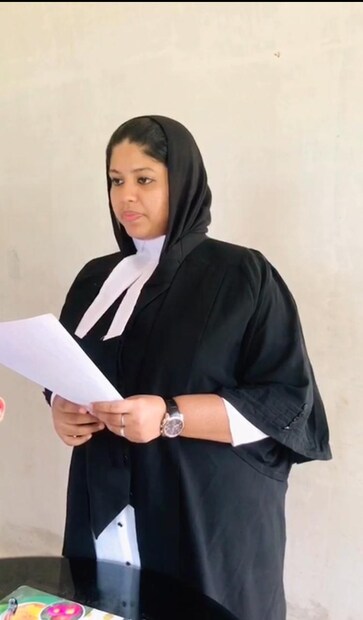 'വനിതാ വിദ്യാഭ്യാസത്തിന് നേരത്തെ തന്നെ സംഘടന പ്രോത്സാഹനം നല്‍കുന്നുണ്ട്. ഇസ്ലാമിക ചരിത്രത്തിലും അത് കാണാന്‍ കഴിയും. മര്‍ക്കസ് അതിന് മുന്നില്‍ നില്‍ക്കുന്നു. മര്‍ക്കസ് നടത്തുന്ന പ്രൊഫഷണല്‍ സ്ഥാപനങ്ങളായ യൂനാനി കോലജിലും ലോകോളജിലും 75 ശതമാനത്തിലധികം പെണ്‍കുട്ടികളാണുള്ളത്. അനുയോജ്യമായ സാഹചര്യത്തില്‍ പെണ്‍കുട്ടികള്‍ പഠിച്ച് മുന്നോട്ടുവരുന്നതിന് സംഘടന ഒപ്പം നില്‍ക്കും. മര്‍ക്കസ് സ്ഥാപനങ്ങളിലേക്ക് ധൈര്യപൂര്‍വ്വം പെണ്‍കുട്ടികളെ പഠിക്കാന്‍ അയക്കാം. മര്‍ക്കസും അതിന്റെ മേധാവികളും സ്ത്രീവിരുദ്ധ നിലപാടെടുക്കുന്നെന്നൊക്കെയുള്ളത് പ്രചാരണങ്ങള്‍ മാത്രമാണ്. സ്ത്രീകളെ അടുക്കളയില്‍ തളച്ചിടമണമെന്നത് മര്‍ക്കസിന്റെ നിലപാടല്ല- നോളജ് സിറ്റി ഡയരക്ടര്‍ എ.പി അബ്ദുല്‍ ഹക്കീം അസ്ഹരി പറഞ്ഞു.  കാന്തപുരം എ.പി അബൂബക്കര്‍ മുസ്ല്യാരുടെ മകന്‍ കൂടിയാണ് അബ്ദുല്‍ ഹകീം അസ്ഹരി.