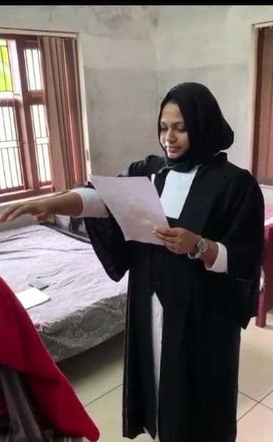  മര്‍കസ് നോളജ് സിറ്റിയുടെ ഭാഗമായി പ്രവര്‍ത്തിക്കുന്ന ലോകോളജില്‍ ത്രിവത്സര കോഴ്‌സ് പൂര്‍ത്തിയാക്കിയ രണ്ട് ബാച്ചുകളിലെ വിദ്യാര്‍ത്ഥികള്‍ കഴിഞ്ഞ വര്‍ഷങ്ങളില്‍ അഭിഭാഷക സനദെടുത്തിരുന്നു.  ഇതില്‍ മുപ്പതോളം പേര് മതമീമാംസയില്‍ ബിരുദമെടുത്ത സഖാഫിപണ്ഡിതന്‍മാരാണ്. ബാര്‍കൗണ്‍സില്‍ ഓഫ് ഇന്ത്യയുടെ അംഗീകാരത്തോടെ 2014 ലാണ് കോളജ് പ്രവര്‍ത്തനം തുടങ്ങിയത്.