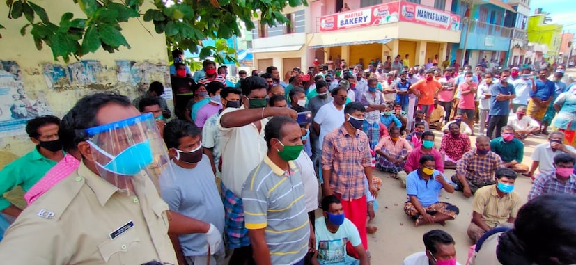 അവശ്യസാധനങ്ങള്‍ വാങ്ങാന്‍ പുറത്തിറങ്ങുമ്പോള്‍ പോലീസ് ജനങ്ങളെ തിരിച്ച് വീട്ടിലേക്കയക്കുന്ന രീതിയാണുള്ളതെന്നും നാട്ടുകാര്‍ പരാതിപ്പെടുന്നു.