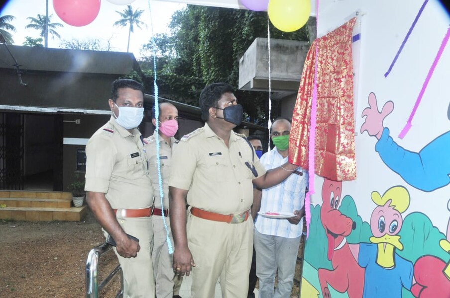  പൊലീസ് സ്റ്റേഷനുകളിലെത്തുന്ന അമ്മമാര്‍ക്കും കുട്ടികള്‍ക്കും വിശ്രമിക്കുന്നതിനും മാനസികോല്ലാസത്തിനുമുള്ള സൗകര്യങ്ങളും കുട്ടികള്‍ക്കായുള്ള പുസ്തകങ്ങളടങ്ങിയ ചെറു വായനശാലയും, കളിക്കോപ്പുകളും അടങ്ങിയതാണ് ശിശു സൗഹൃദ പൊലീസ് സ്റ്റേഷനുകള്‍.