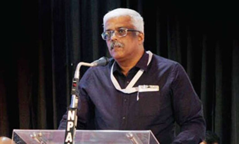  മാധ്യമങ്ങളിൽ വരുന്ന തെറ്റായ വാർത്തയുടെ അടിസ്ഥാനത്തിൽ തന്നെ അറസ്റ്റ് ചെയ്യാൻ സാധ്യതയുളളതിനാലാണ് മുൻകൂർ ജാമ്യത്തിനായി കോടതിയെ സമീപിക്കുന്നതെന്നും ശിവശങ്കർ പറയുന്നു. ഓരോ പ്രാവശ്യം ചോദ്യം ചെയ്യുമ്പോഴും മാധ്യമങ്ങൾ തെറ്റായ വാർത്ത നൽകുന്നു. തന്നെക്കുറിച്ച് തെറ്റായ കാര്യങ്ങൾ പ്രചരിപ്പിക്കുകയും ചെയ്യുന്നു.