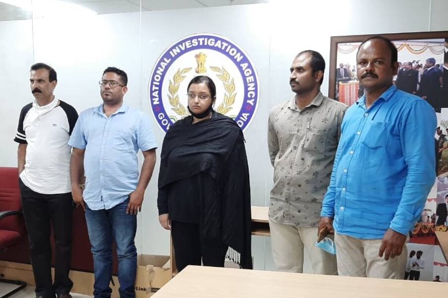  പാഴ്‌സലുകൾ പൊട്ടിച്ച് സ്വർണം പുറത്തെടുത്ത ജൂലായ് അഞ്ചിനും എട്ടു തവണയോളം ഇരുവരും സംസാരിച്ചു. ഇതിനു ശേഷമാണ് സ്വപ്നയുടെ ഫോൺ സ്വിച്ച് ഓഫായതും ഒളിവിൽ പോയതും. 