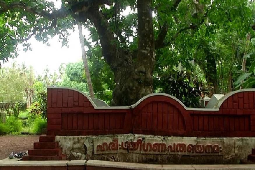 കുറച്ച് അപ്പുറത്ത് ആണ് ഇന്ന് എഴുത്ത് കളരി പഴയ എഴുത്ത് കളരിയുടെ അവശിഷ്ടങ്ങൾ ഭൂമിയിൽ നിന്നും കിട്ടിയത് എല്ലാം ഇവിടെ ആണ് ഇന്ന് സൂക്ഷിക്കുന്നത്.  എഴുത്തച്ഛൻ  ആരാധിച്ചിരുന്ന സരസ്വതി ശിലാരൂപം ഇന്ന് ഈ എഴുത്ത് കളരിയിൽ ആണ് ഉള്ളത്.