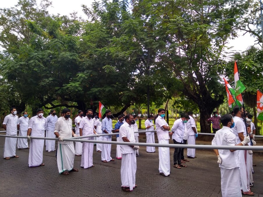  സിറ്റി പൊലീസ് കമ്മിഷണറുടെ ഓഫീസിലേക്കായിരുന്നു മാർച്ച്. സമരത്തെ നേരിടാൻ പൊലീസും ഒരുങ്ങി. സമരക്കാർ എത്താറായതോടെ റോഡും കെട്ടിയടച്ചു. സമരക്കാരെ നേരിടാൻ കാത്തു നിന്ന പൊലീസിന് മുന്നിലേക്ക് പ്രവർത്തകർ എത്തിയതാവട്ടെ സ്വയം പ്രതിരോധം തീർത്ത്.