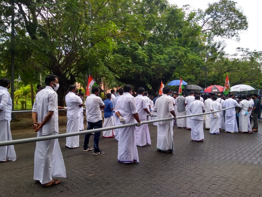  പ്ലാസ്റ്റിക് പൈപ്പ് കൊണ്ട് തീർത്ത ചതുരത്തിനുള്ളിൽ മാസ്ക് ധരിച്ച് സാമൂഹിക അകലം പാലിച്ച് നിന്നായിരുന്നു പ്രവർത്തകർ എത്തിയത്. പിന്നെ ഉയർന്നത് പതിവ് പോലെ മുദ്രാവാക്യം വിളി. ഉത്ഘാടനം കഴിഞ്ഞു. പിന്നെ പ്രതീക്ഷിക്കുക ബാരിക്കേട് മറിയ്ക്കലും ലാത്തി വീശലും ജലപീരങ്കി പ്രയോഗിക്കലുമൊക്കെ. എന്നാൽ അതൊന്നും ഉണ്ടായില്ല.
