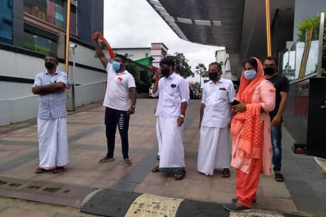 കണ്ടയിന്മെന്റ് സോണിലെ ഹോട്ടലില് എംഎല്എമാർ ഉൾപ്പെടെ പങ്കെടുത്ത് താരസംഘടനയുടെ യോഗം; പ്രതിഷേധത്തെ തുടർന്ന് യോഗം നിർത്തിവെച്ചു കണ്ടയിന്മെന്റ് സോണിലെ ഹോട്ടലില് എംഎല്എമാർ ഉൾപ്പെടെ പങ്കെടുത്ത് താരസംഘടനയുടെ യോഗം; പ്രതിഷേധത്തെ തുടർന്ന് യോഗം നിർത്തിവെച്ചു