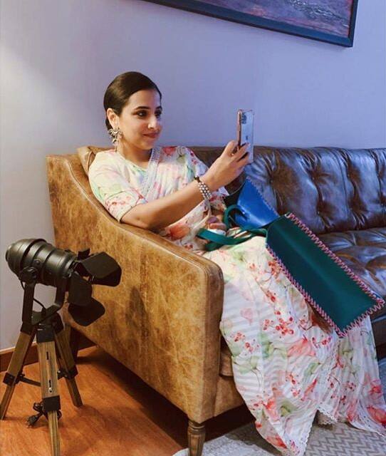 തമിഴ് നിർമാതാവ് തന്റെ മുഖത്തു നോക്കി പറഞ്ഞതിനെ കുറിച്ച് വിദ്യ പറയുന്നു, "അവരെ നോക്കൂ, ഒരു നായികയെ പോലെ ഉണ്ടോ" എന്നായിരുന്നു നിർമാതാവിന്റെ പരാമർശം. തമിഴ് നിർമാതാവ് തന്റെ മുഖത്തു നോക്കി പറഞ്ഞതിനെ കുറിച്ച് വിദ്യ പറയുന്നു, "അവരെ നോക്കൂ, ഒരു നായികയെ പോലെ ഉണ്ടോ" എന്നായിരുന്നു നിർമാതാവിന്റെ പരാമർശം.