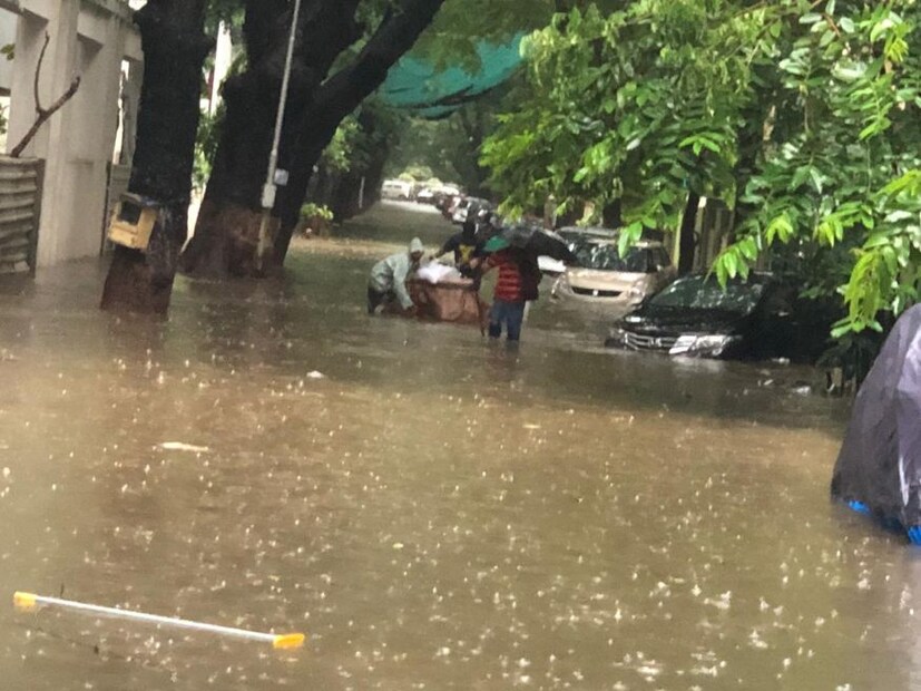  ഇതിനിടെ, വയനാട് ജില്ലയെ വെള്ളപ്പൊക്കബാധിത പ്രദേശങ്ങളിൽ ഉൾപ്പെടുത്തി കേന്ദ്രജലക്കമ്മീഷൻ മുന്നറിയിപ്പ് പുറത്തിറക്കി. വയനാടിന് പുറമേ കർണാടകത്തിലെ ഉത്തര കർണാടക, ദക്ഷിണ കർണാടക, കുടക്, ശിവമൊഗ്ഗ ജില്ലകളും തെക്കേ ഇന്ത്യയിൽ വെള്ളപ്പൊക്കബാധിത മേഖലയാണ്. മഴ മാറുന്നത് വരെ വെള്ളപ്പൊക്ക മുന്നറിയിപ്പ് തുടരുമെന്ന് ജല കമ്മീഷൻ അറിയിച്ചു.