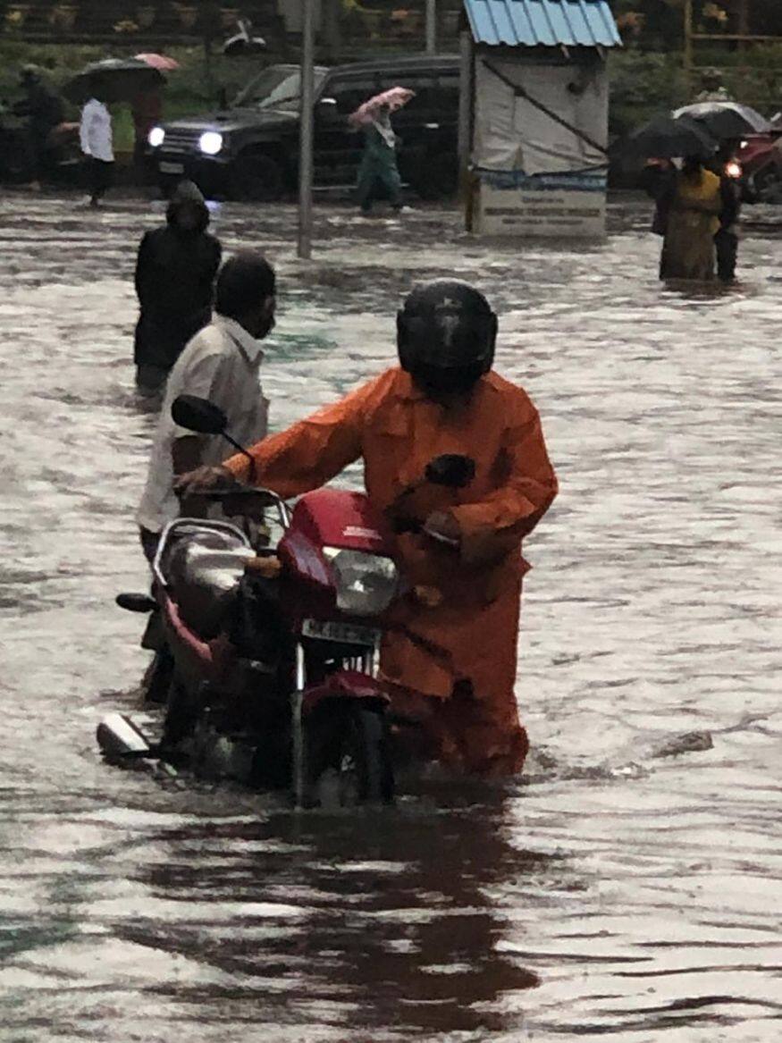 റായ്ഗഢ്, രത്നഗിരി ജില്ലകളിലാകും ഏറ്റവും കൂടുതൽ മഴ ലഭിക്കുക. ബുധനാഴ്ച പാല്ഘഢ് ജില്ലയിലും റെഡ് അലര്ട്ടുണ്ട്. റായ്ഗഢ്, രത്നഗിരി ജില്ലകളിലാകും ഏറ്റവും കൂടുതൽ മഴ ലഭിക്കുക. ബുധനാഴ്ച പാല്ഘഢ് ജില്ലയിലും റെഡ് അലര്ട്ടുണ്ട്.