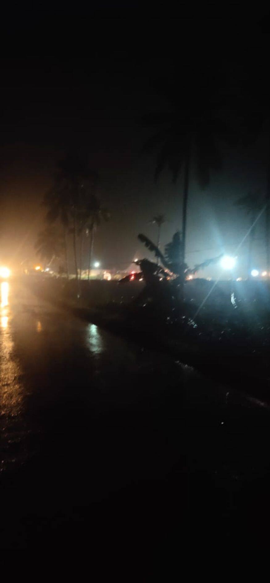 കോരിച്ചൊരിയുന്ന മഴയിലും രക്ഷാപ്രവർത്തനം നടത്താൻ നൂറുകണക്കിന് നാട്ടുകാരാണ് രംഗത്തെത്തിയത്.
